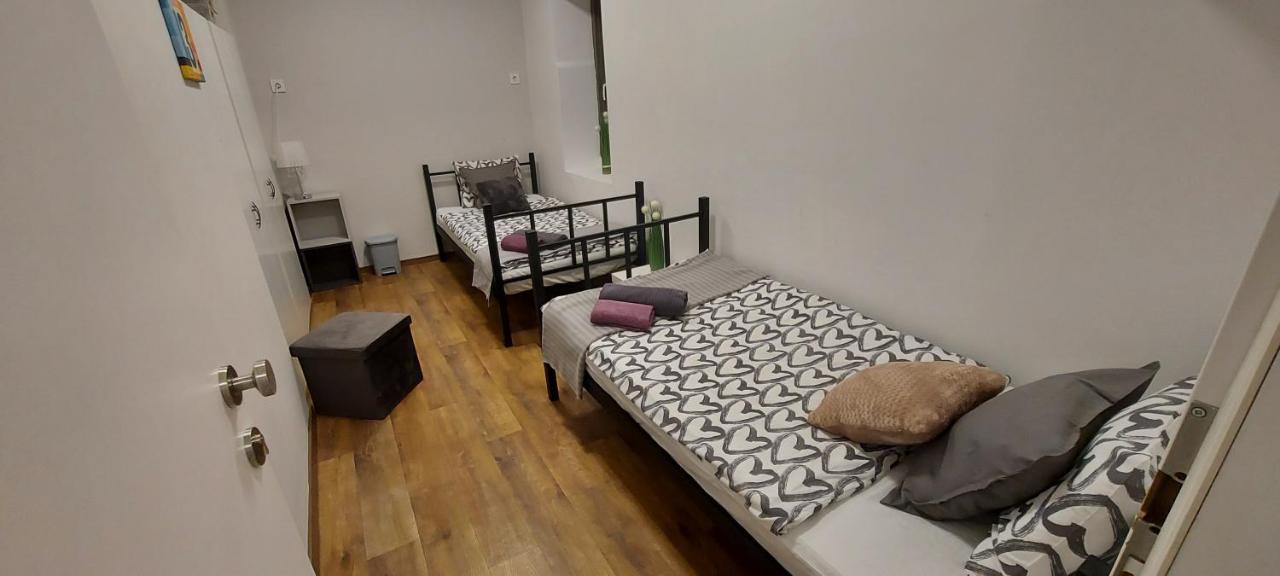London Fog Apartment In The Party District Budapest Extérieur photo