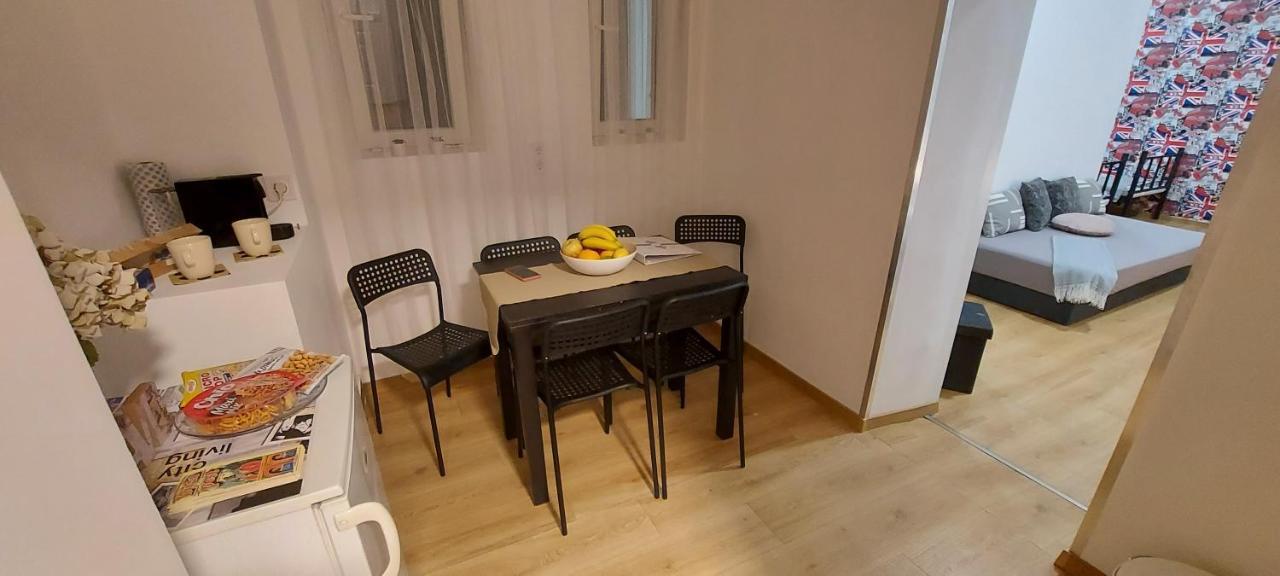 London Fog Apartment In The Party District Budapest Extérieur photo
