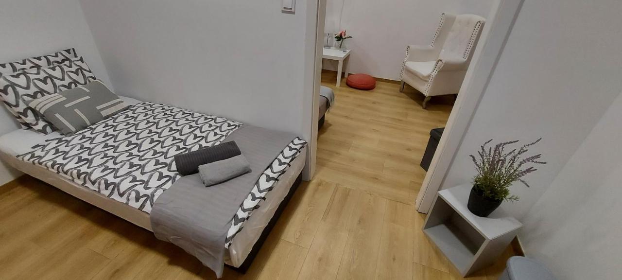 London Fog Apartment In The Party District Budapest Extérieur photo